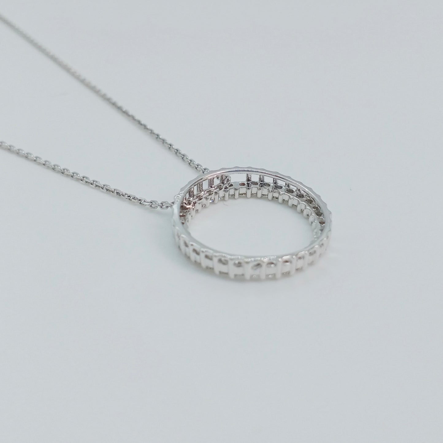 Diamond Circle Necklace 18kt